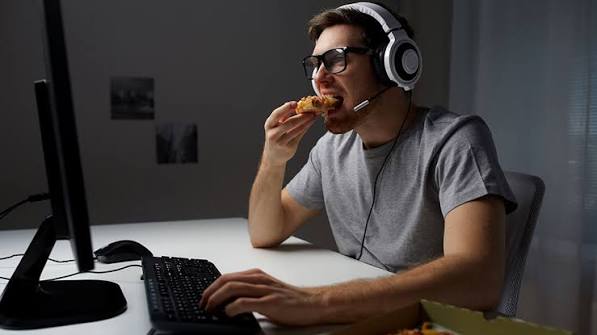 Jangan Menunda Makan Demi Bermain Game